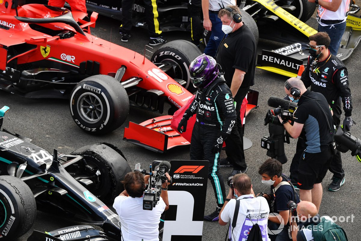 Lewis Hamilton, Mercedes-AMG F1, primo posto, ispeziona la gomma forata nel parc ferme