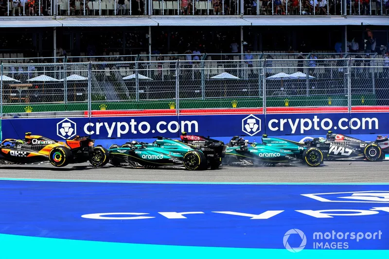 Lando Norris, McLaren MCL38, Lance Stroll, Aston Martin AMR24, Fernando Alonso, Aston Martin AMR24, et Sir Lewis Hamilton, Mercedes F1 W15, entrent en collision au départ du Sprint