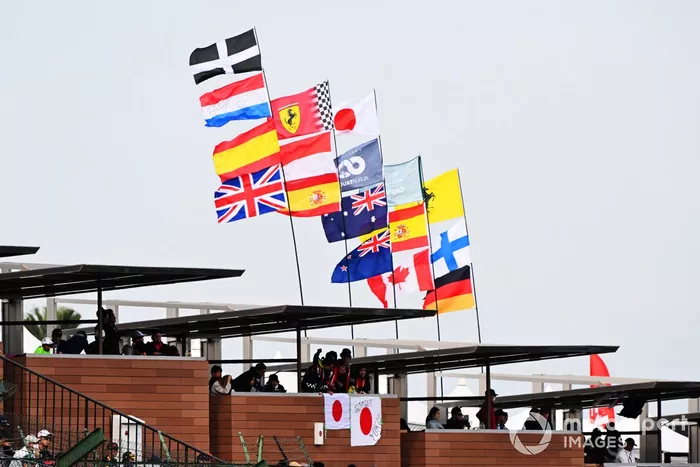Drapeaux internationaux sur le circuit