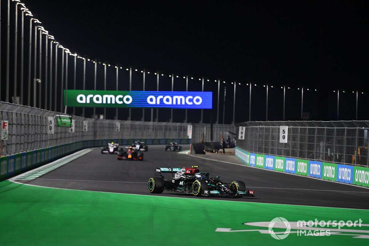 Valtteri Bottas, Mercedes W12, Sergio Pérez, Red Bull Racing RB16B, Mick Schumacher, Haas VF-21