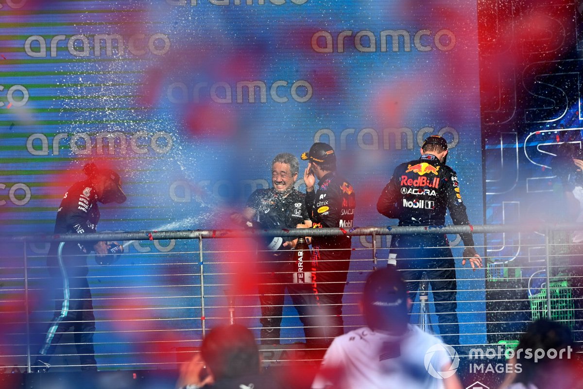 Podio: segundo lugar Lewis Hamilton, Mercedes, ganador Max Verstappen, Red Bull Racing, tercer lugar Sergio Pérez, Red Bull Racing y Masashi Yamamoto, Director de Honda Motorsport