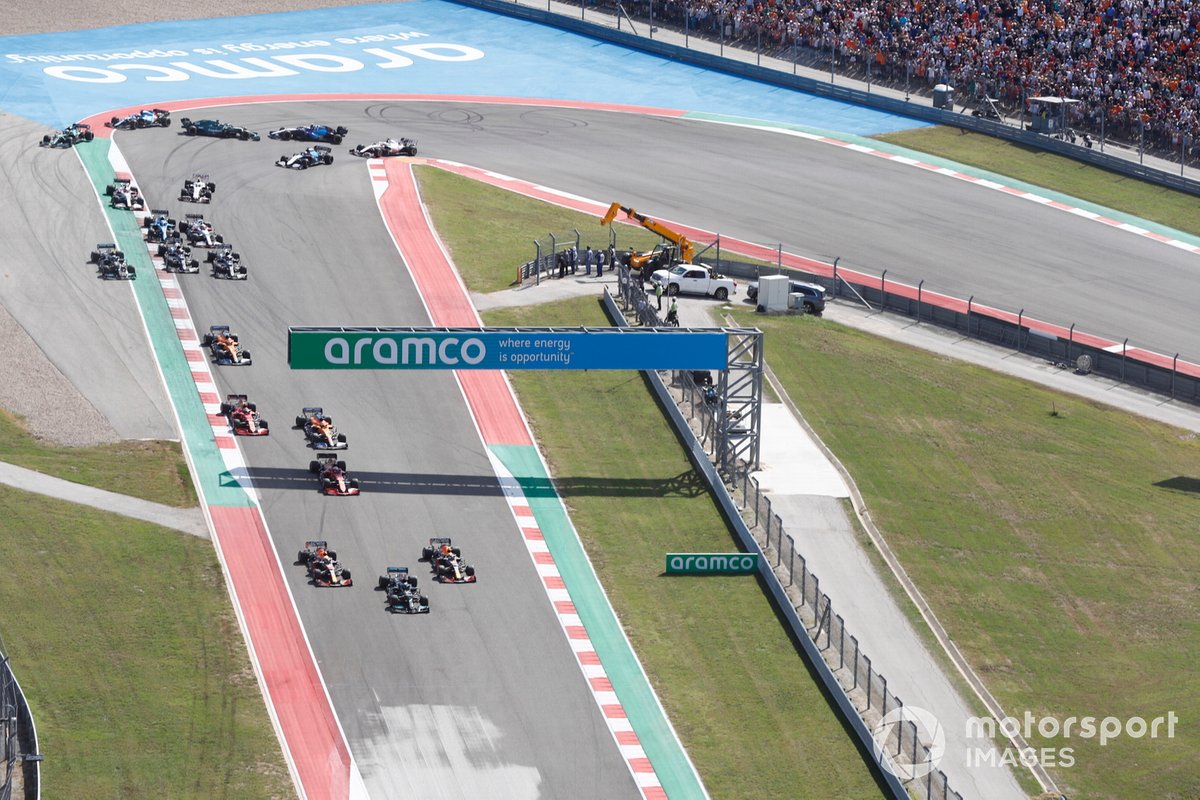 Lewis Hamilton, Mercedes W12, Max Verstappen, Red Bull Racing RB16B, Sergio Pérez, Red Bull Racing RB16B, y el resto de la parrilla en la primera vuelta