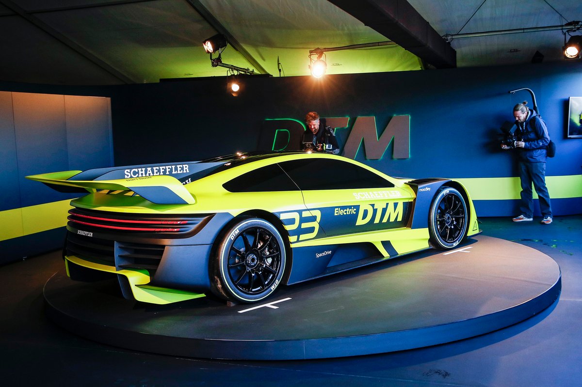 Presentazione dell'auto elettrica del DTM