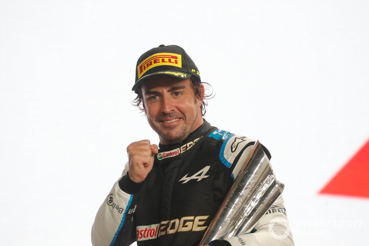 Fernando Alonso, Alpine F1, tercero, celebra con su trofeo en el podio