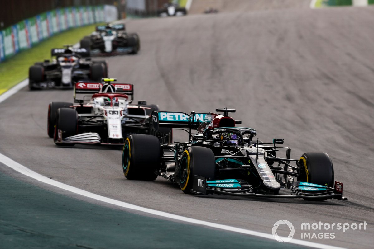 Lewis Hamilton, Mercedes W12, Antonio Giovinazzi, Alfa Romeo Racing C41