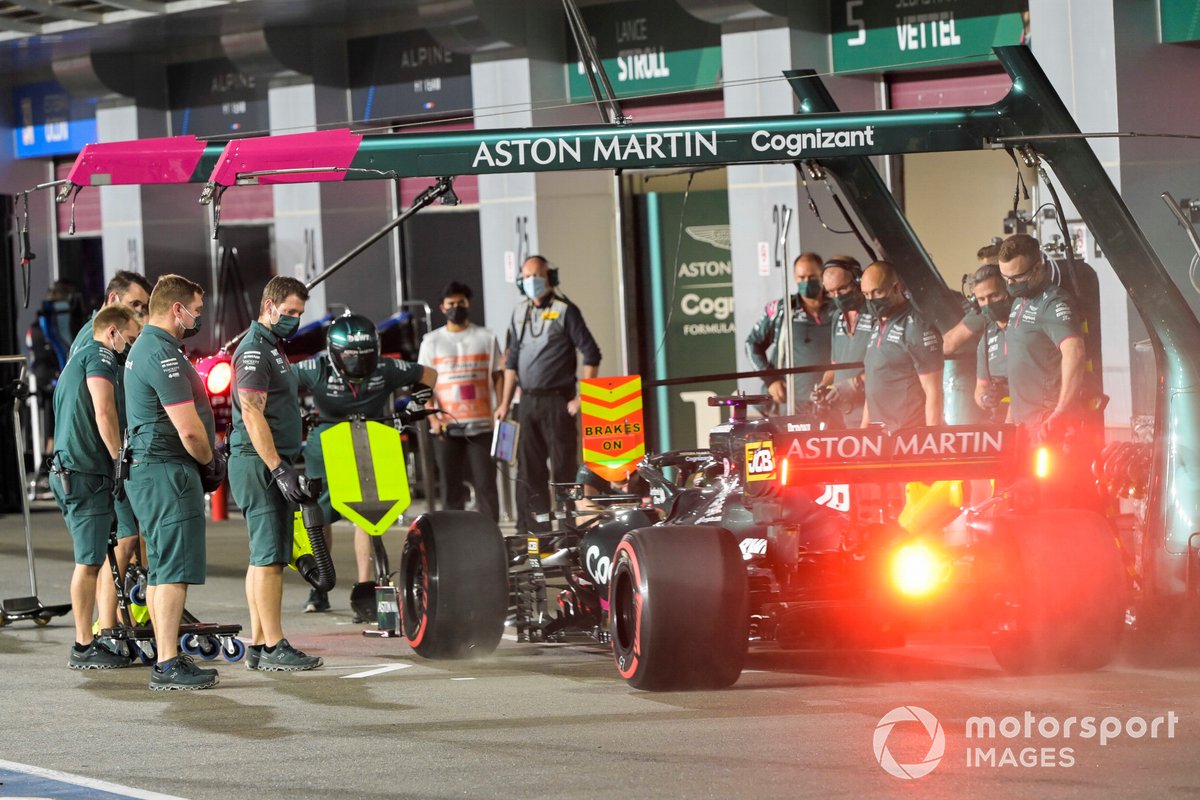 Lance Stroll, Aston Martin AMR21, en pits