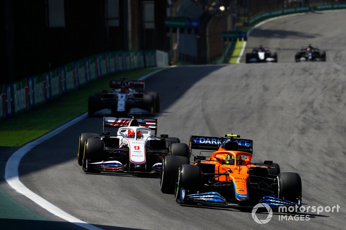 Lando Norris, McLaren MCL35M, Nikita Mazepin, Haas VF-21, y Kimi Raikkonen, Alfa Romeo Racing C41