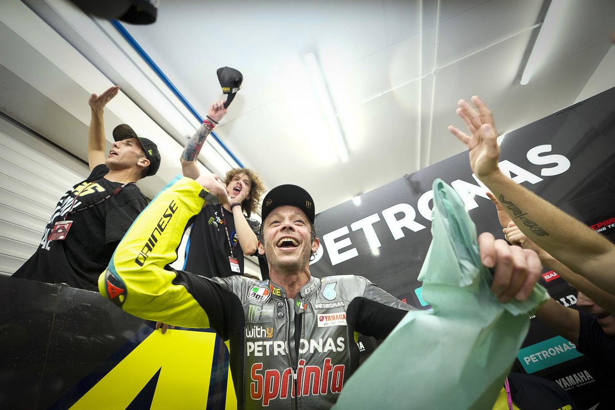 Valentino Rossi célébré par le team Petronas Yamaha SRT