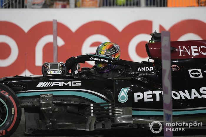 Ganador de la pole position Lewis Hamilton, Mercedes, celebra