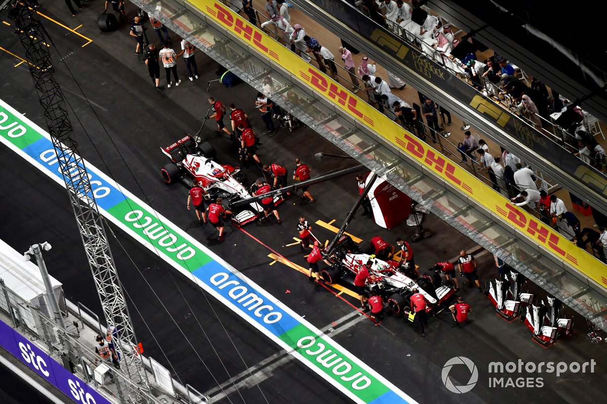 Antonio Giovinazzi, Alfa Romeo Racing C41, y Kimi Raikkonen, Alfa Romeo Racing C41, en boxes