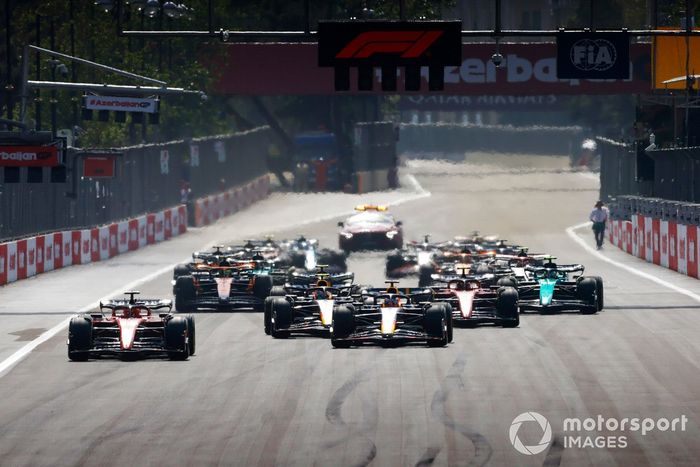 Charles Leclerc, Ferrari SF-23, Max Verstappen, Red Bull Racing RB19, Sergio Pérez, Red Bull Racing RB19, Carlos Sainz, Ferrari SF-23, el resto de la parrilla en la salida.