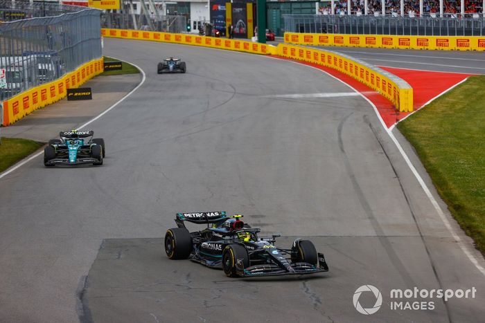 Lewis Hamilton, Mercedes F1 W14, Fernando Alonso, Aston Martin AMR23, George Russell, Mercedes F1 W14