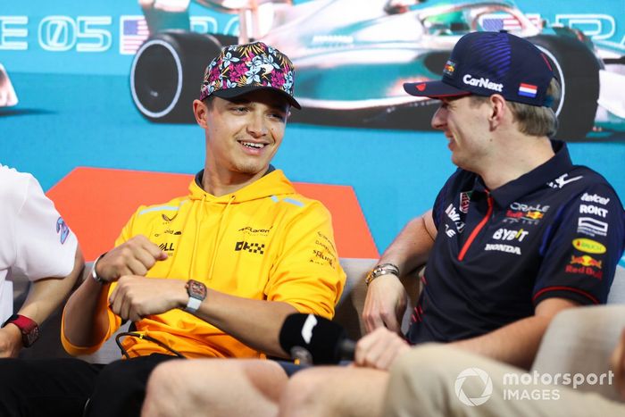 Lando Norris, McLaren y Max Verstappen, Red Bull Racing en la rueda de prensa del Gran Premio de Miami.