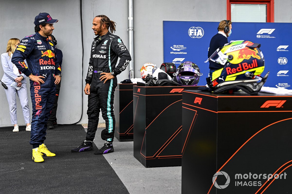 Sergio Pérez, Red Bull Racing y el ganador de la Pole Lewis Hamilton, Mercedes en Parc Ferme 