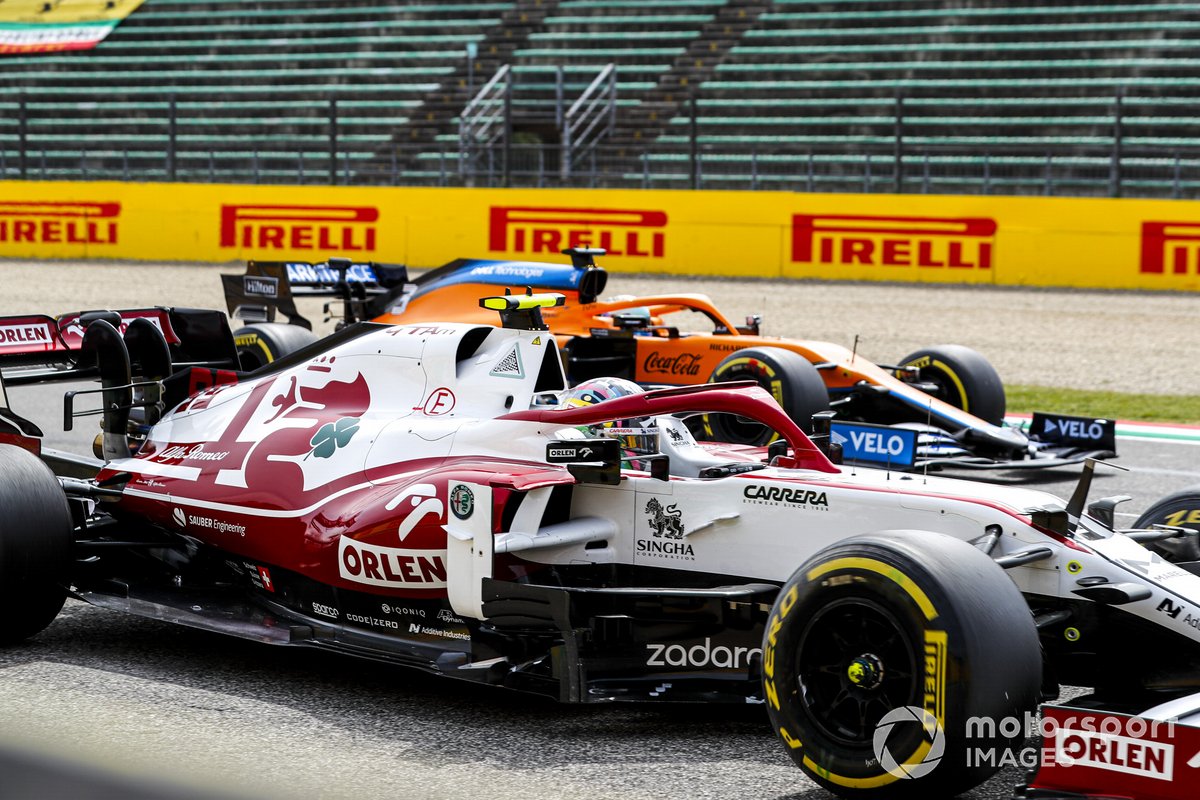 Antonio Giovinazzi, Alfa Romeo Racing C41, y Daniel Ricciardo, McLaren MCL35M