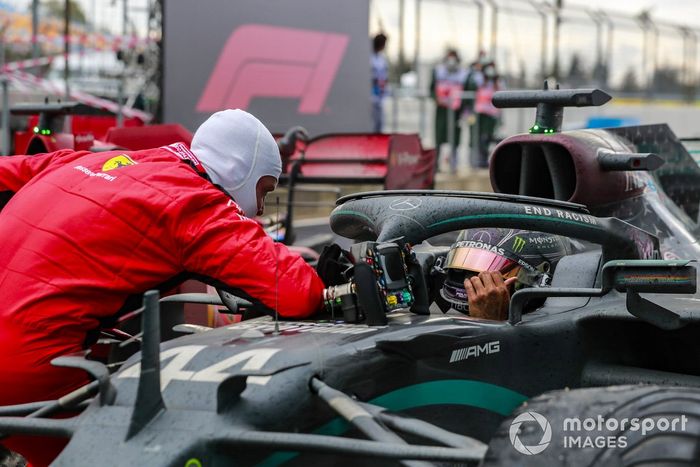 Tercer lugar Sebastian Vettel, Ferrari, felicita a Lewis Hamilton, Mercedes-AMG F1 por su 7º título mundial de pilotos