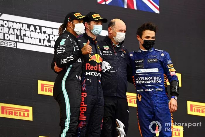 Podio: segundo lugar Lewis Hamilton, Mercedes, ganador de la carrera Max Verstappen, Red Bull Racing y el tercer lugar Lando Norris, McLaren
