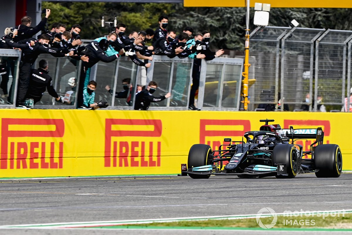 Segundo lugar Lewis Hamilton, Mercedes W12 cruza la meta