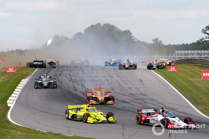 Accidente de Simon Pagenaud, Team Penske Chevrolet, Takuma Sato, Rahal Letterman Lanigan Racing Honda, Ryan Hunter-Reay, Andretti Autosport Honda