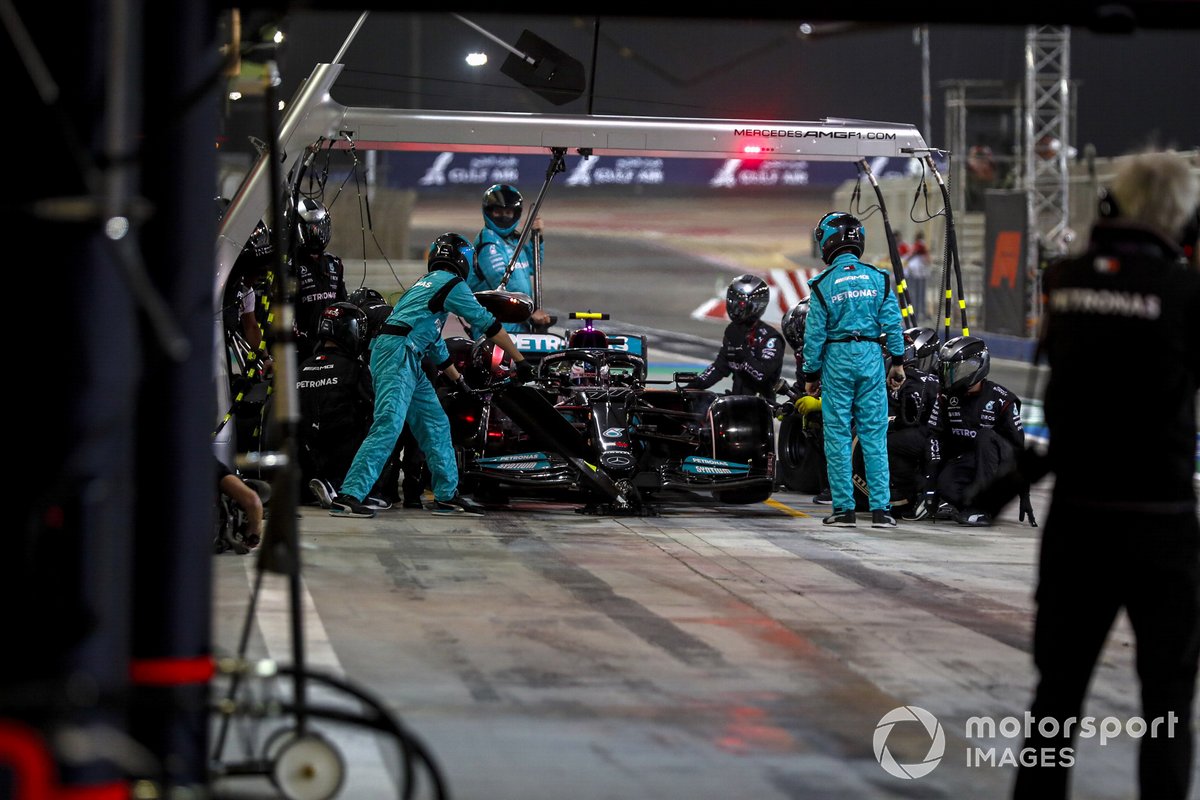 Valtteri Bottas, Mercedes W12, ai box