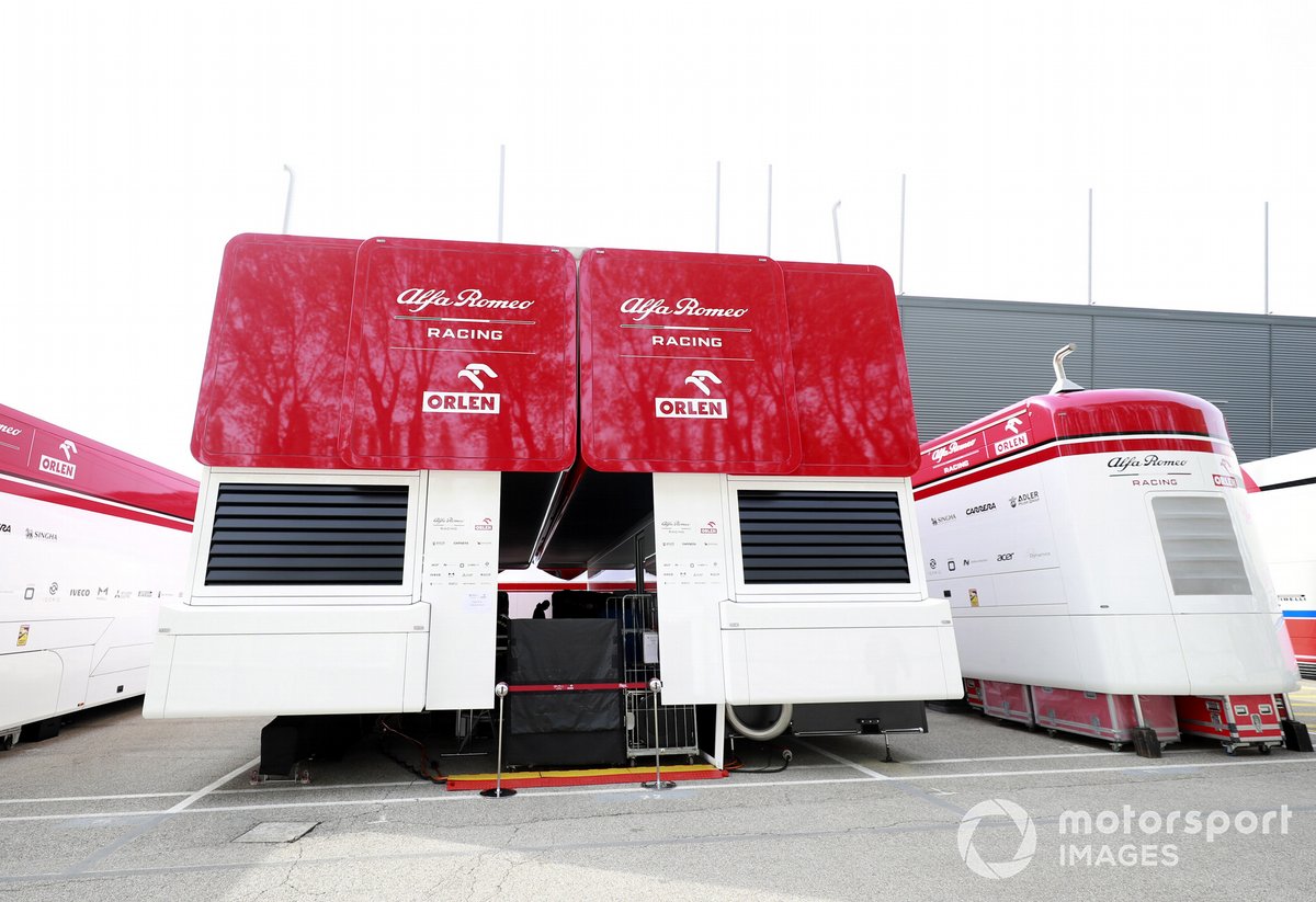 El motorhome de Alfa Romeo en el paddock de Imola
