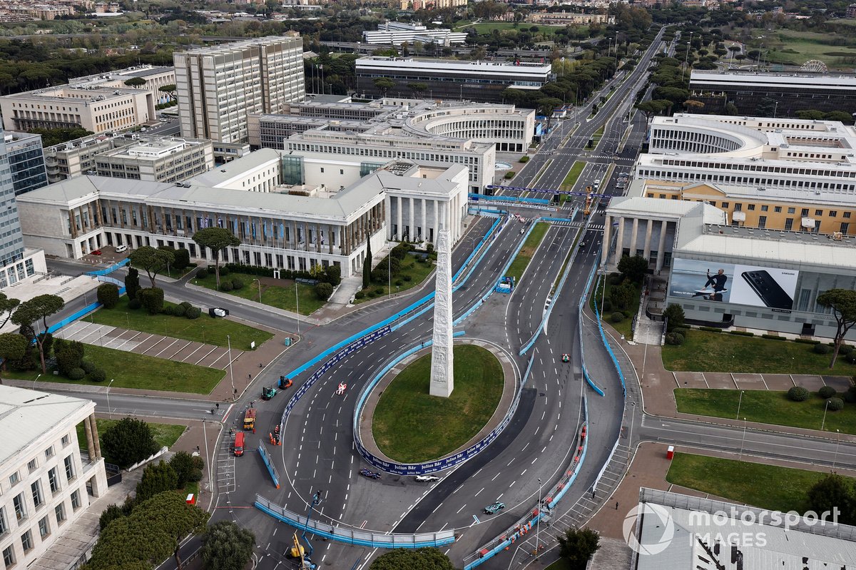 Coches alrededor del Obelisco de Marconi