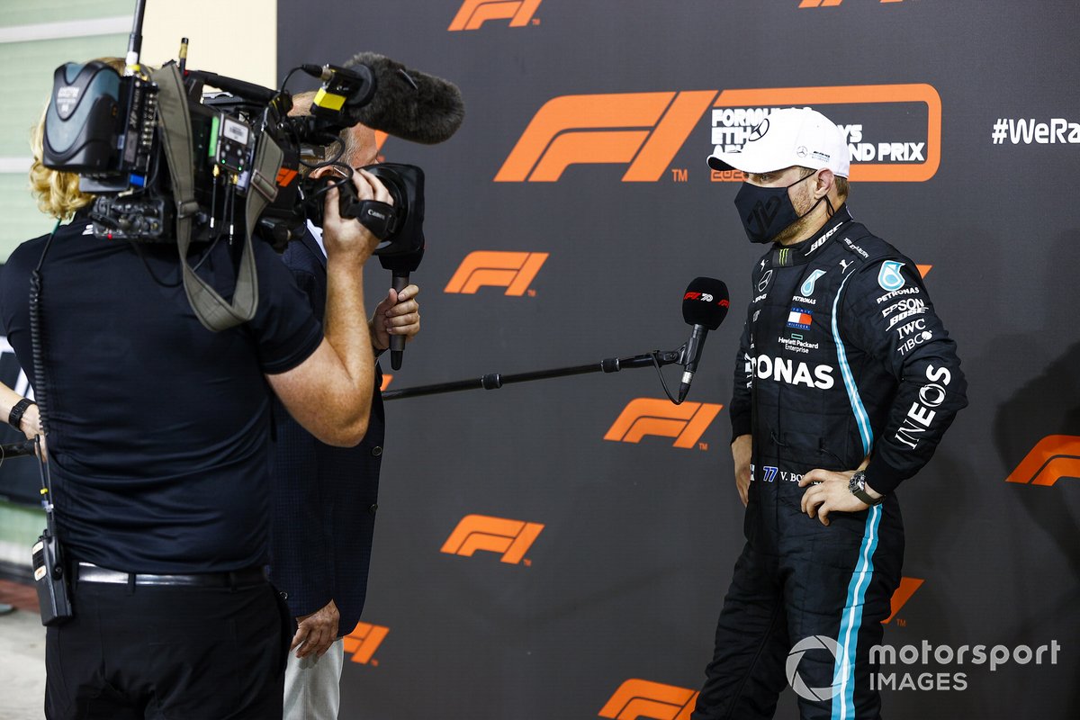 Valtteri Bottas, Mercedes-AMG F1, 2º puesto, es entrevistado después de la carrera