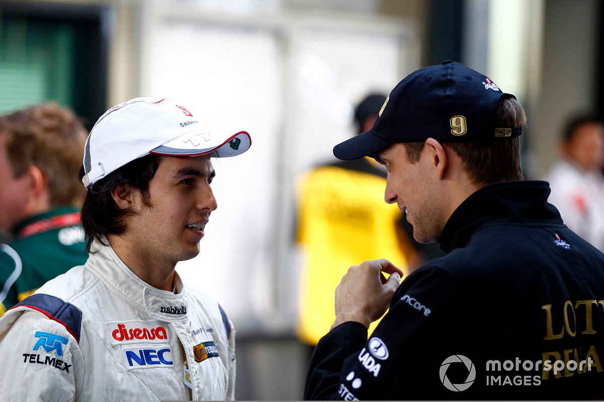 Sergio Perez, Sauber C30 Ferrari, Vitaly Petrov, Lotus Renault GP R31