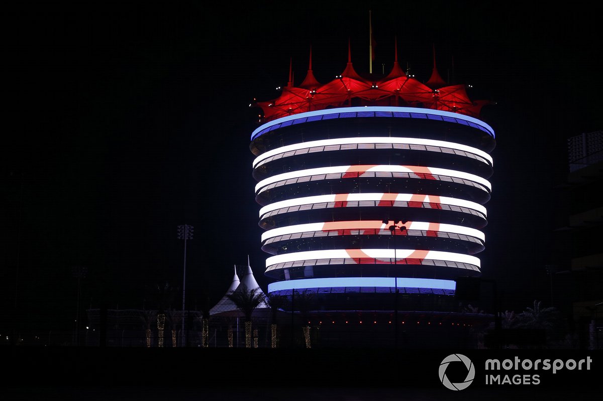 Логотип Haas F1 на башне в Бахрейне