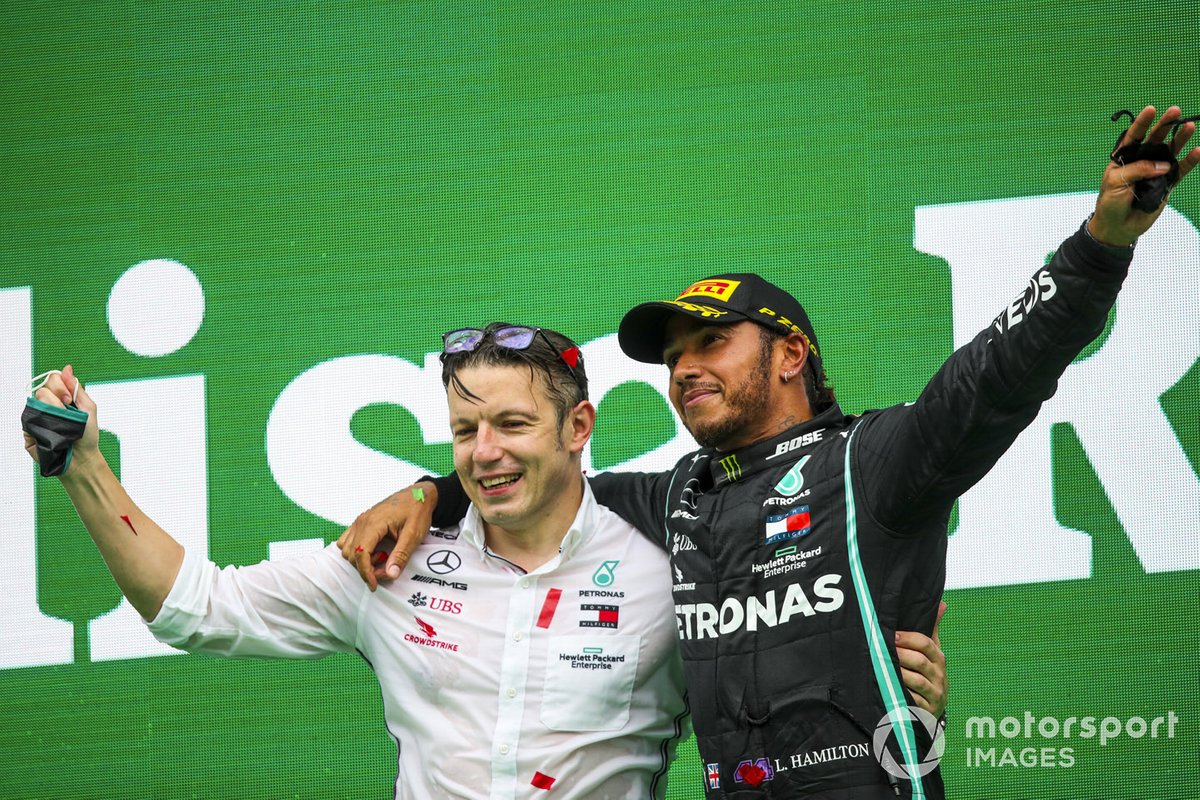 Peter Bonnington, ingengere di gara, Mercedes AMG e il vincitore Lewis Hamilton, Mercedes-AMG F1, festeggiano sul podio