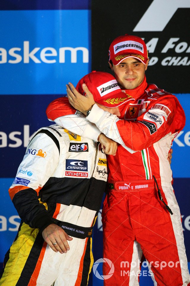 Podio: el ganador Felipe Massa, Ferrari y el segundo clasificado Fernando Alonso, Renault