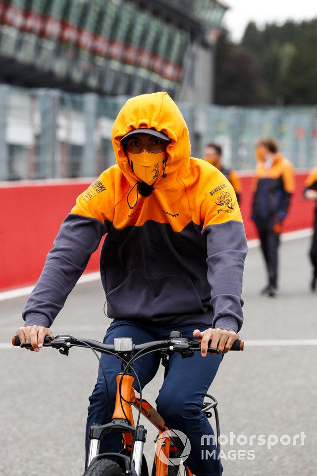 Carlos Sainz Jr., McLaren, recorre la pista en bici