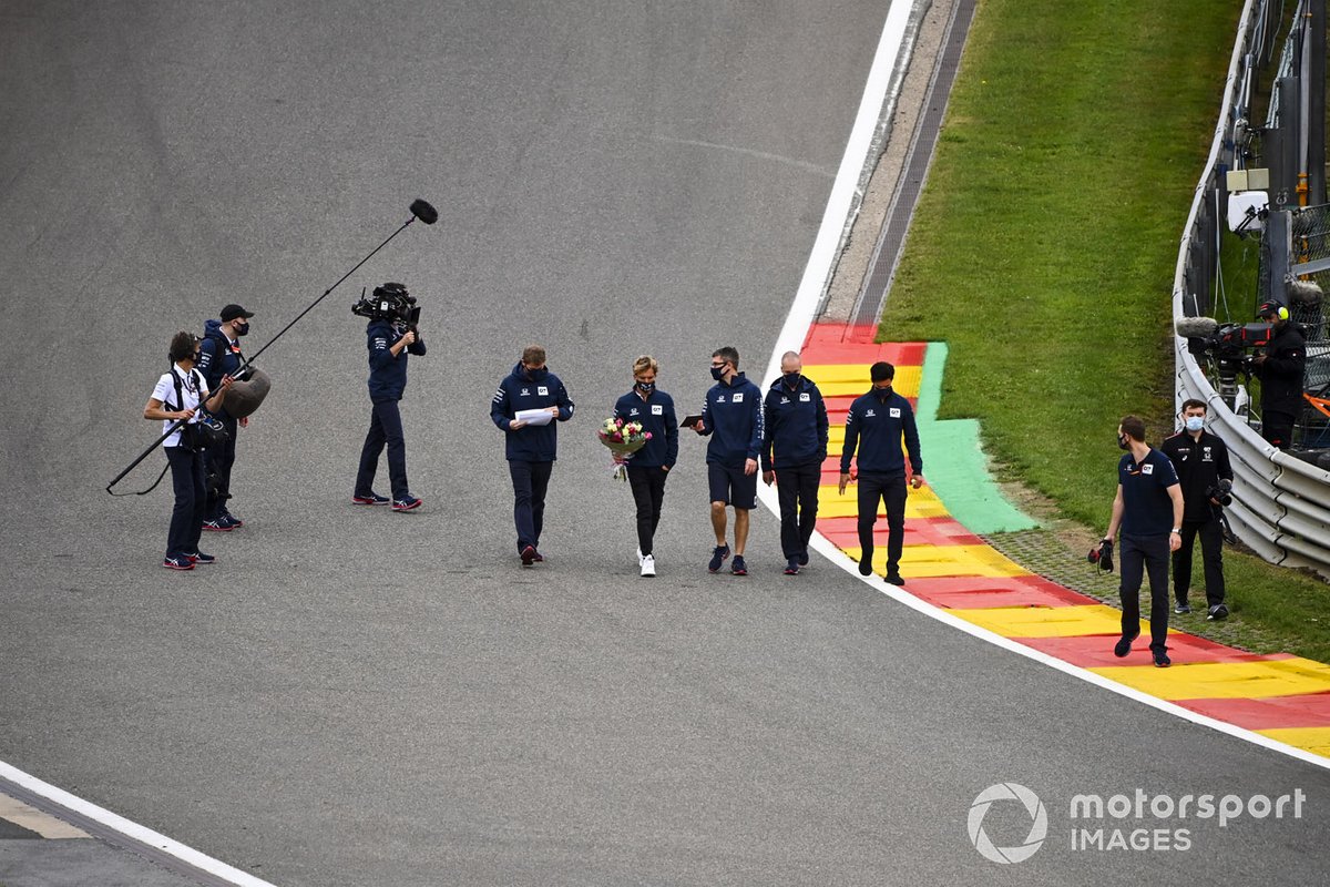 Pierre Gasly y Daniil Kvyat, AlphaTauri caninan por el circuito