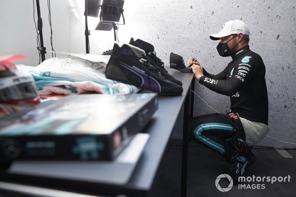 Valtteri Bottas, Mercedes-AMG F1 signing a hat