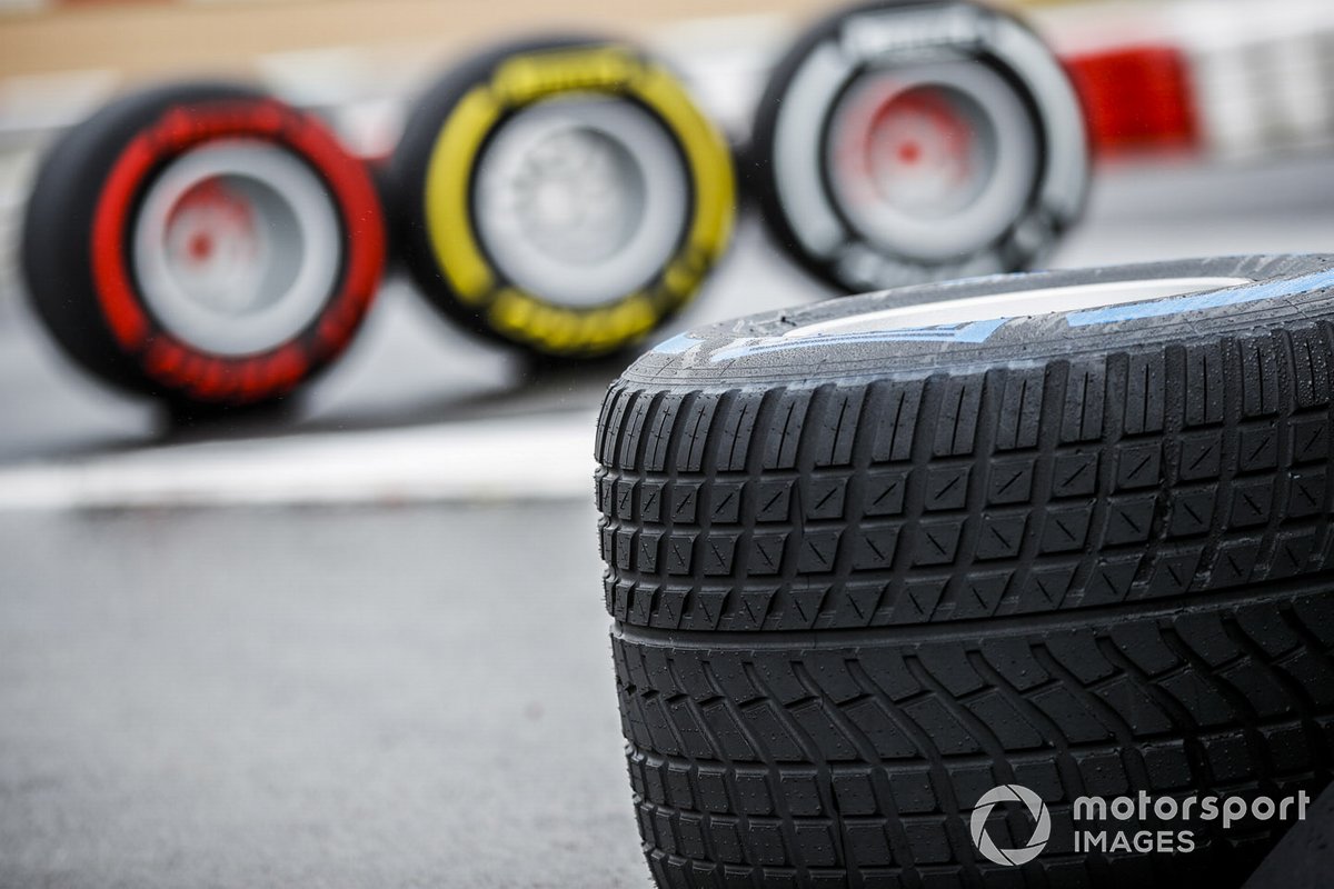 Pirelli-Regenreifen