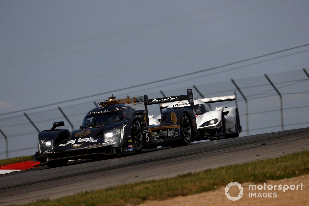 #5 Mustang Sampling Racing / JDC-Miller MotorSports Cadillac DPi, DPi: Sebastien Bourdais, Joao Barbosa, #77 Mazda Team Joest Mazda DPi, DPi: Oliver Jarvis, Tristan Nunez