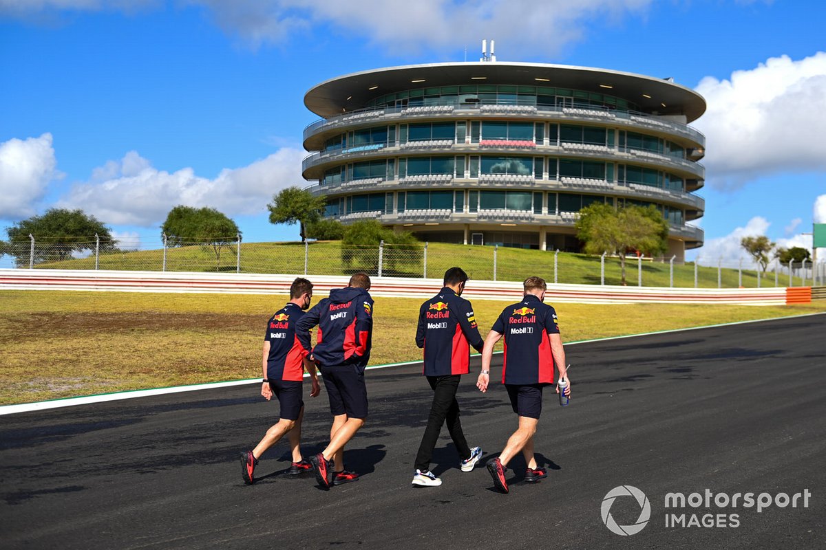 Alex Albon, Red Bull Racing, fait son tour de piste