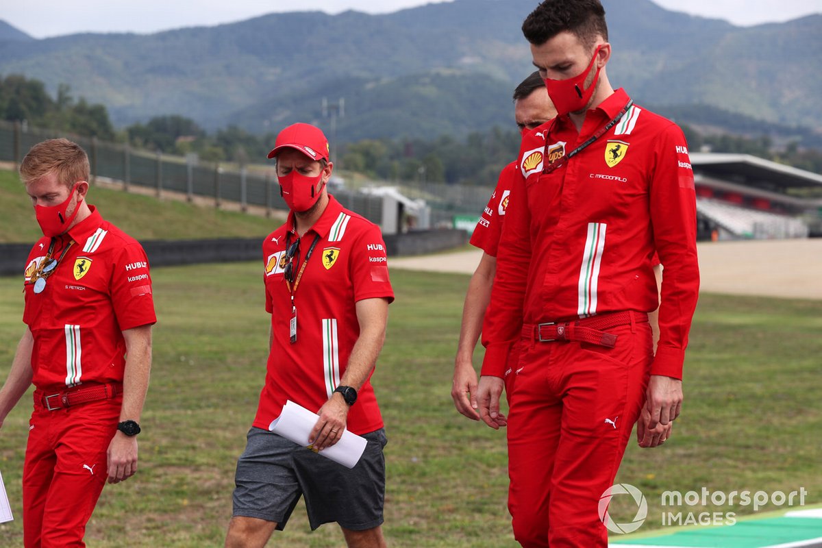 Sebastian Vettel, Ferrari, cammina in pista con i colleghi
