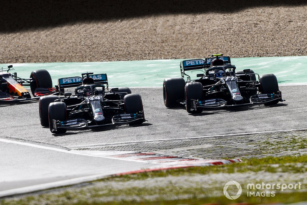Valtteri Bottas, Mercedes F1 W11, in battaglia con Lewis Hamilton, Mercedes F1 W11, per il primo posto alla partenza