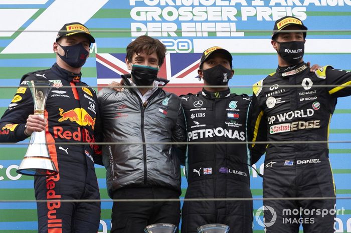 Podio: Max Verstappen, Red Bull Racing, 2ª posición, Steven Lord, Mercedes, ganador Lewis Hamilton, Mercedes-AMG F1, y tercer lugar Daniel Ricciardo, Renault F1