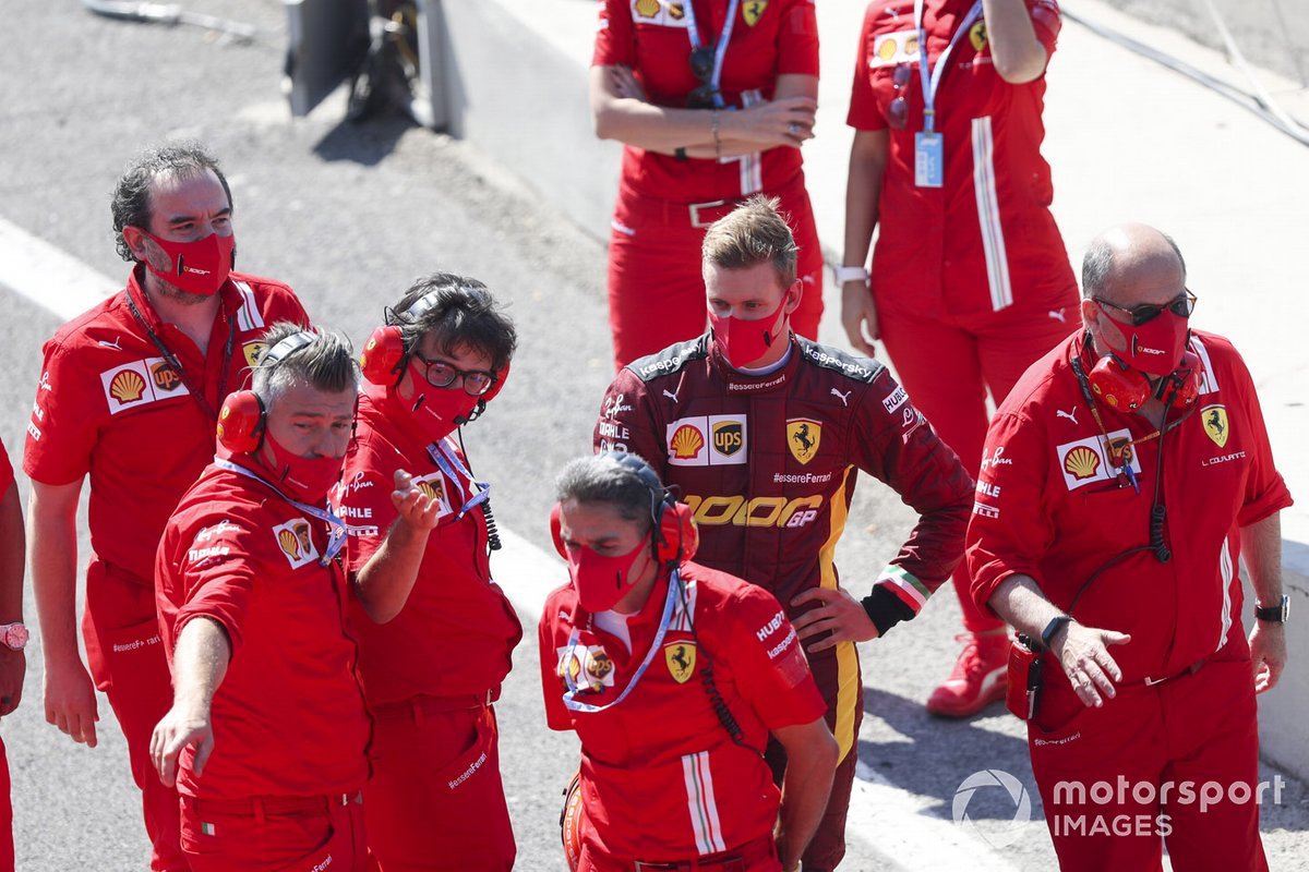 Mick Schumacher se prepara para conducir el Ferrari F2004