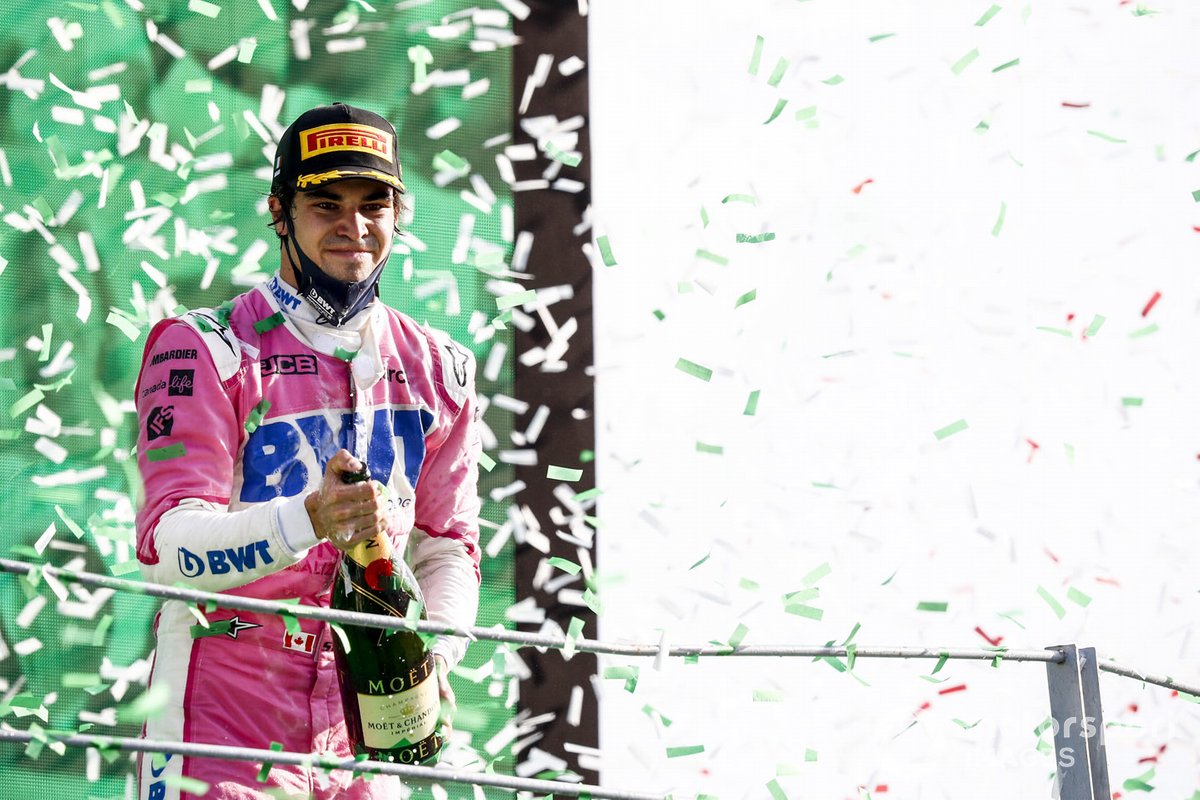 Lance Stroll, Racing Point, terzo classificato, spruzza Champagne sul podio