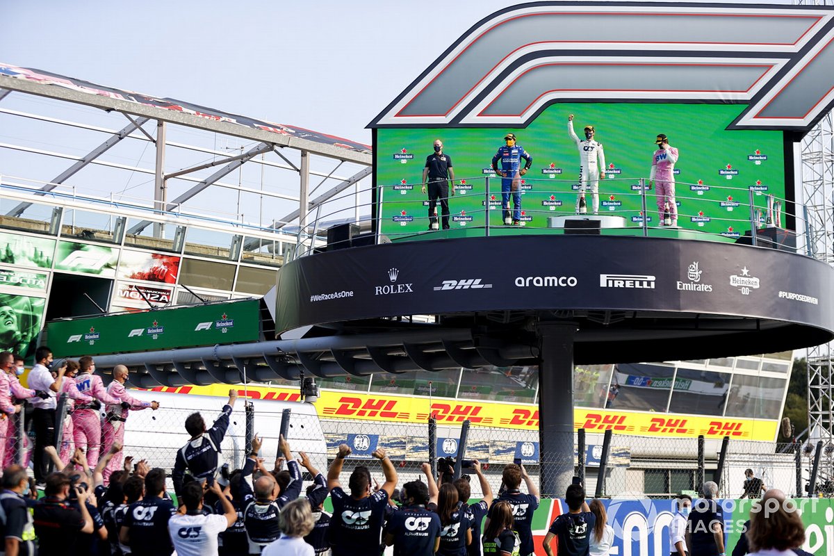 Podio: segundo lugar Carlos Sainz Jr., McLaren, ganador Pierre Gasly, AlphaTauri, y tercer lugar Lance Stroll, Racing Point