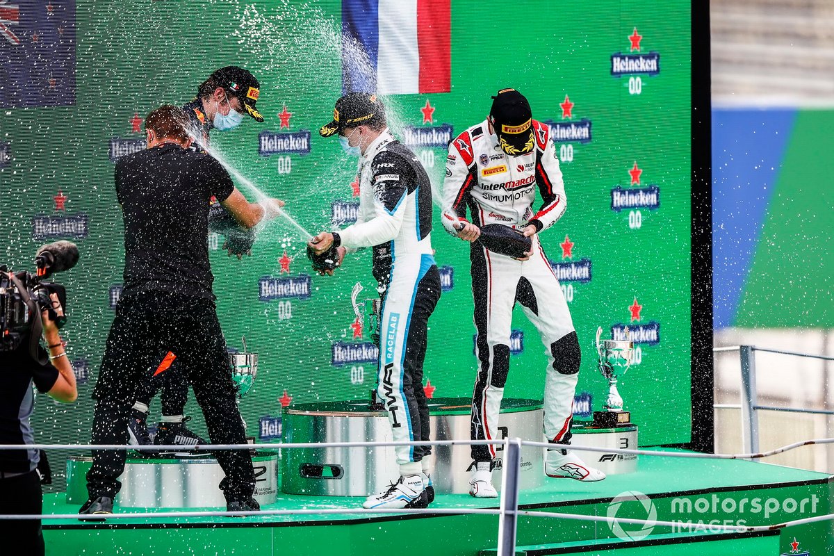 Liam Lawson, Hitech Grand Prix, el ganador Jake Hughes, HWA Racelab y Theo Pourchaire, ART Grand Prix, celebran en el podio