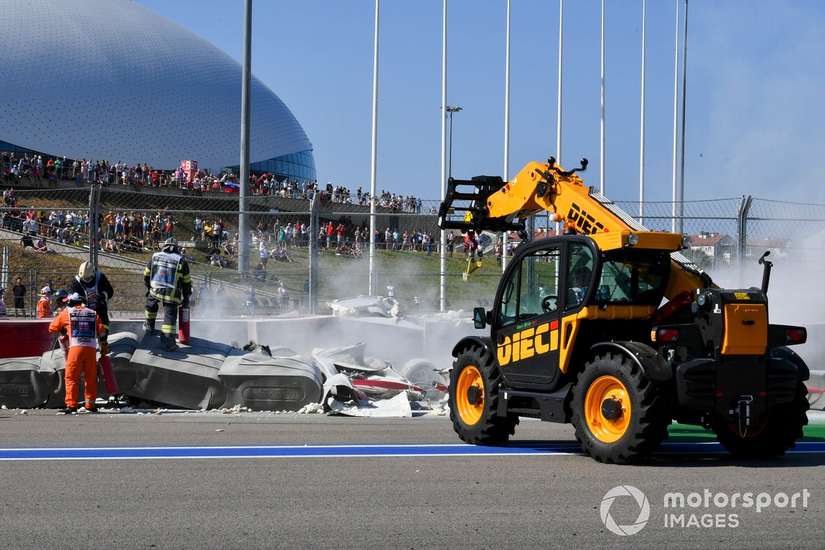 Marshals recover the car of Luca Ghiotto, Hitech Grand Prix after crashing with Jack Aitken, Campos Racing