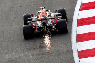 Scintille generate dall'auto di Max Verstappen, Red Bull Racing RB16