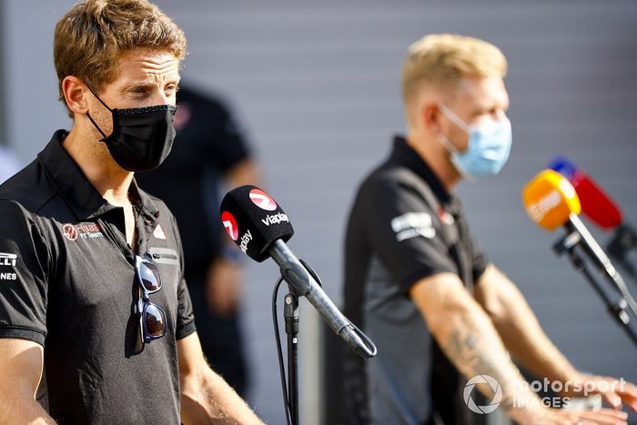 Romain Grosjean, Haas F1 y Kevin Magnussen, Haas F1 en la conferencia de prensa