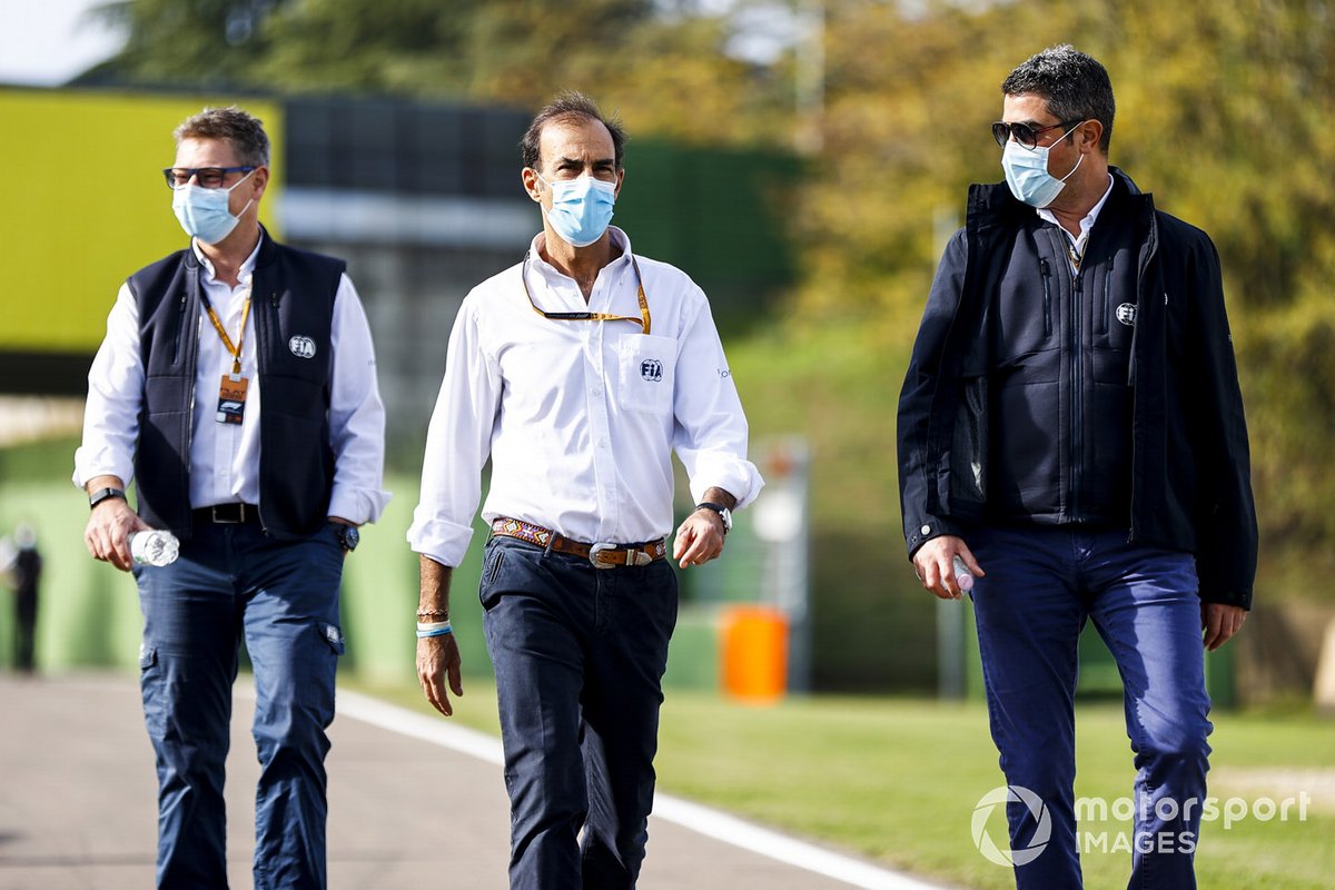 Michael Masi, Directeur de Course, FIA, Emanuele Pirro, pilote commissaire, FIA, et des membres de la FIA font un tour du circuit