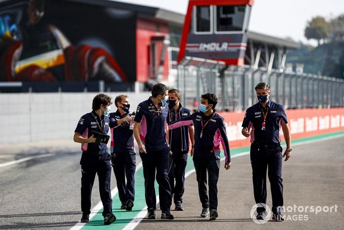 Sergio Pérez, Andy Stevenson (director deportivo de Racing Point) y otros miembros del equipo recorren Imola