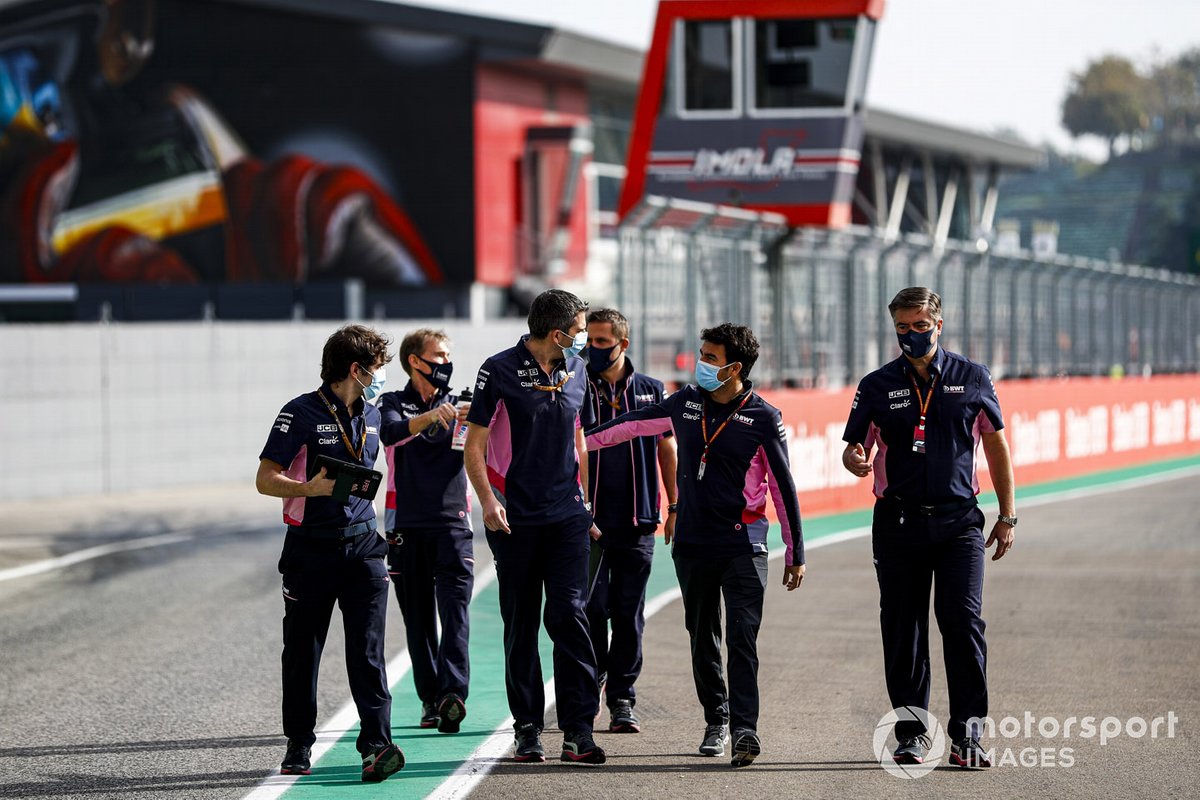 Sergio Perez, Racing Point, Andy Stevenson, Direttore sportivo, Racing Point e compagni di squadra camminano sullapista